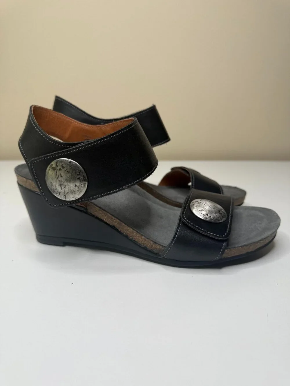 Taos Carousel 3 Wedge Sandal Womens 8-8.5 Black Leather Medallion Strap Open Toe